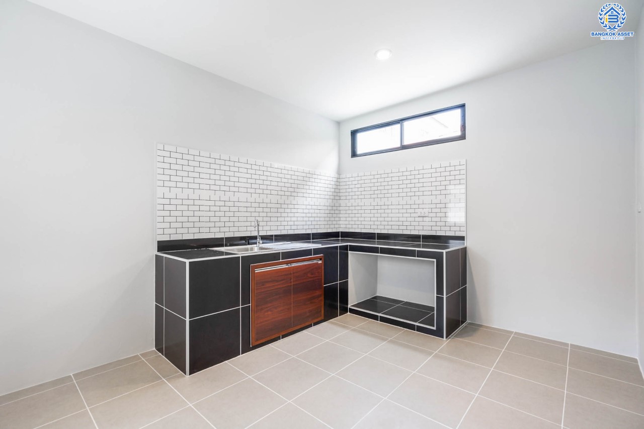 บ้านมือสองตกแต่งใหม่ ม.ลานทอง ติวานนท์-ปากเกร็ด เนื้อที่ 54 ตร.ว. ฟังก์ชัน 3 ห้องนอน 2 ห้องน้ำ บนทำเลทองเดินทางสะดวกติด ถ.ติวานนท์ ใกล้ห้าแยกปากเกร็ด เมืองทองธานี ทางด่วน, เซ็นทรัลแจ้งวัฒนะ และรถไฟฟ้าสายสีชมพู (สายอนาคต) "สถานีปากเกร็ด"